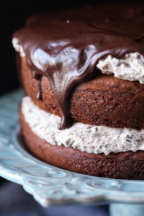 This simple boxed cake mix is elevated with homemade Cookies and Cream Frosting and an elegant chocolate ganache! Oreo Icing Recipe, Oreo Icing, Fluffy Icing, Best Frosting Recipe, Best Frosting, Cookies And Cream Frosting, Frosting Cake, Oreo Buttercream, Cookies And Cream Cake