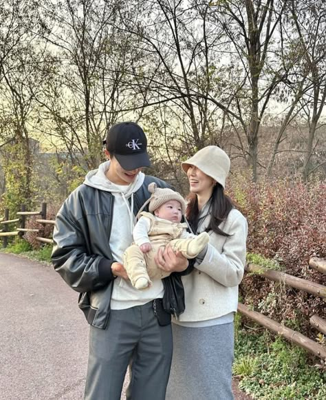 Drama Videos, Couple With Baby, Father And Baby, Baby Momma, Korean Babies, Asian Babies, Ulzzang Couple, Future Mom, Korean Couple