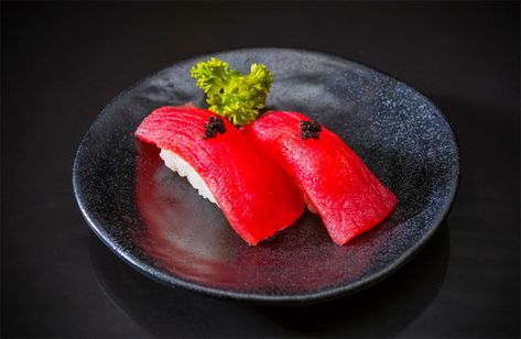 How to Make Tuna Nigiri (Tuna Sushi) Tuna And Rice, Tuna Nigiri, Sous Vide Pork Chops, How To Make Tuna, Sous Vide Pork, Sushi Nigiri, Rice Maker, Eating Sushi, Raw Tuna