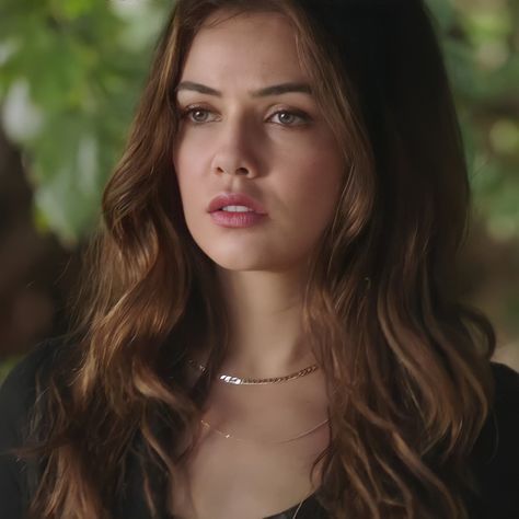 Paz Hippie, Davina Claire, New Hair Do, Danielle Campbell, Brunette Girl, Girl Running, Just Girl Things, New Hair, Cute Hairstyles