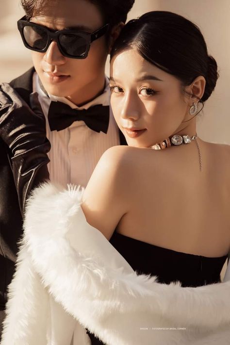 Couple Modeling Poses, Fancy Couple Poses, Elegant Couple Photoshoot, Asian Engagement Photos, Couple Chic, Photos Couple Mignon, Pre Wedding Photoshoot Theme, Prenuptial Photoshoot, Pose Portrait