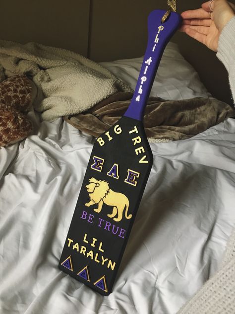 big/little paddle #sae #tridelta #biglittle #bigbro #big #little #ΔΔΔ #ΣΑΕ #paddle Fraternity Paddles Big Little, Paddle Designs, Fraternity Paddles, Big Little Paddles, Paddle Ideas, Greek Paddles, Sigma Alpha Epsilon, Cooler Ideas, Big Lil