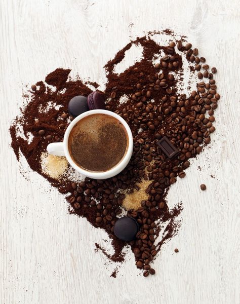 Tazza da caffè con chicchi di caffè Foto... | Free Photo #Freepik #freephoto #caffe #tavolo #casa #bar Coffee Artwork, Coffee Heart, Coffee Photography, Coffee Shop Decor, Turkish Coffee, Latte Art, Coffee Cafe, Coffee Addict, Coffee Break