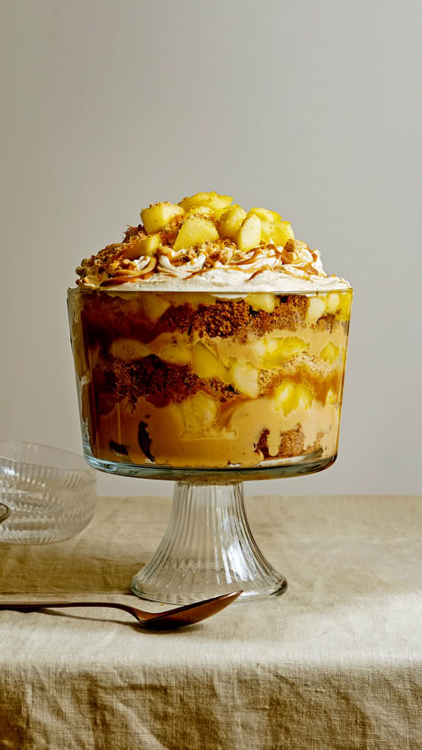 Apple crumble trifle in a glass serving dish Homemade Sponge Cake, Pudding Brownies, Stewed Apples, Christmas Trifle, Trifle Dish, Trifle Bowl, Trifle Desserts, Ginger Cake, Trifle Recipe