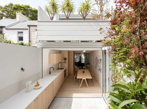 Indoor-outdoor kitchen design in a remodeled house in Sydney by Benn + Penna Architecture | Remodelista Sydney House, Model Dapur, Indoor Outdoor Kitchen, Kitchen Addition, Surry Hills, Small Homes, Terraced House, House On A Hill, Minimal Chic