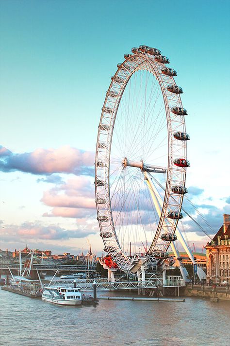 The Coca Cola London Eye a must see in London from the riverbank. Let's plan the very best London Itinerary 4 days of fun! | #London London Eye Photography, London Must See, Eye Icon, London Illustration, London Wallpaper, Eyes Wallpaper, Living In London, Photos Of Eyes, Big Ben London