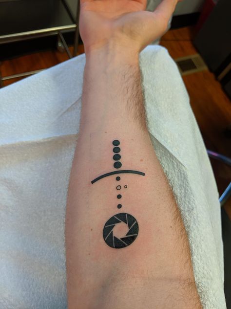 My first tattoo dedicated to my favorite type of photography Astrophotography. By Ashley Halverson Guns 'n Needles in Minneapolis MN. #tattoos #tattoo #beauty Minimalist Photography Tattoo, Photography Tattoo Ideas Men, Tattoo Photography Ideas, Tattoo Ideas Photography, Filmmaker Tattoo, Photography Tattoo Ideas, Photographer Tattoo Ideas, Aperture Tattoo, Video Tattoo