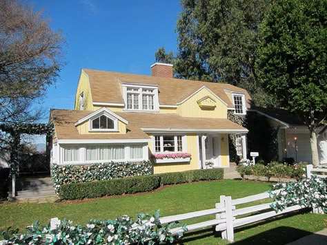 Desperate Housewives House, Wisteria Lane, Gambrel Roof, Colonial Style Homes, Dutch Colonial, Large Yard, Desperate Housewives, Country Style Homes, Home Icon