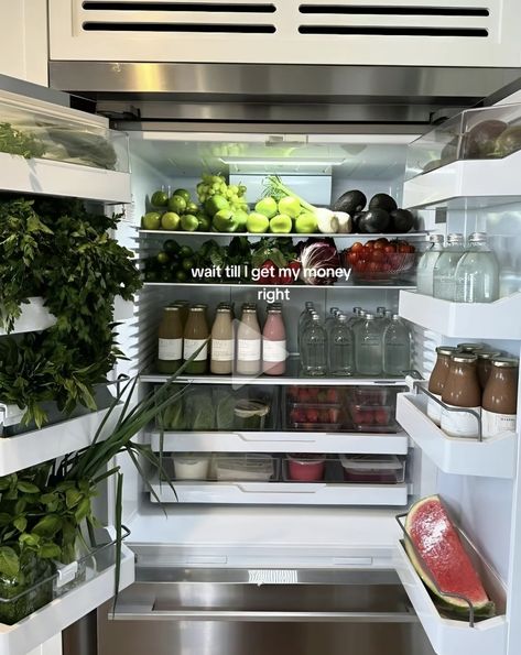 Whole Foods Fridge, Clean Eating Fridge, Vegetables Organization, Fridge Organization Aesthetic, Almond Daughter, Non Toxic Living, Organized Fridge, Healthy Fridge, Kitchen Needs