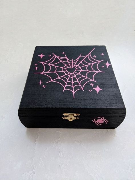 Emo Diy Decor, Painted Box For Boyfriend, Wooden Chest Paint Ideas, Painted Crates Ideas, Wooden Box Decoration Ideas, Memory Box Ideas Diy Paint, Painted Box Ideas, Wood Box Painting Ideas, Jewelry Box Painting