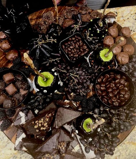 Dark Charcuterie Board, Dark Tea Party Aesthetic, Black Brownies, Chocolate Chewy Cookies, Black Charcuterie Board, Gothic Thanksgiving, Halloween Confections, Black Snacks, Goth Picnic