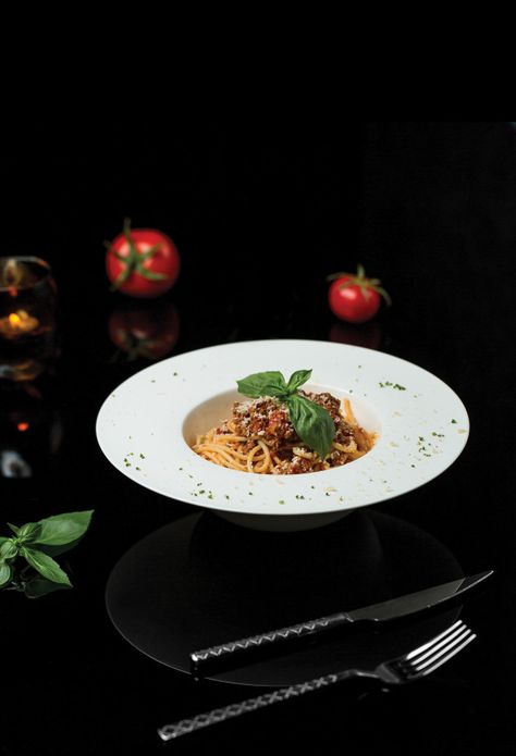 A plate of spaghetti in dark restaurant.... | Free Photo #Freepik #freephoto #food #restaurant #kitchen #plate Pasta Photography Food Styling, Pasta Styling, Professional Kitchen Restaurant, Spaghetti Plate, Easy Iftar Recipes, Dark Restaurant, Plate Of Spaghetti, Food Shoot, Chill Lounge