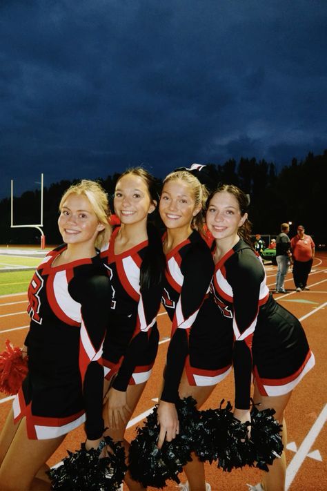 Stunt Group Pictures, Football Season Cheer Pictures, Cute Cheer Photos, Cheer Pic Poses, Fnl Cheer Pictures, Cheer Inspo Pics, Cute Cheer Pictures Poses, Highschool Cheer Pictures, Group Cheer Pictures