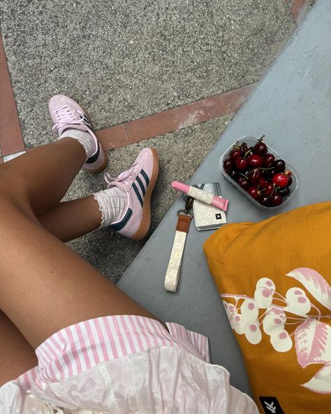 Italian markets 🍉🍇🍋🧺🛵 >>> accessories by @thread_wallets 🍒 Tote Bag Organizer, Thread Wallets, Sneakers Trendy, Minimal Wallet, Unique Wallets, Keychain Clip, Lip Balm Holder, Wrist Lanyard, What In My Bag