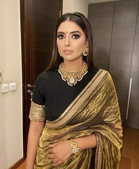 Golden Organza Saree, Saree With Black Blouse, Golden Blouse Designs, Golden Blouse, Saree Wearing Styles, Simple Saree Designs, New Saree Blouse Designs, Golden Saree, Fashionable Saree Blouse Designs