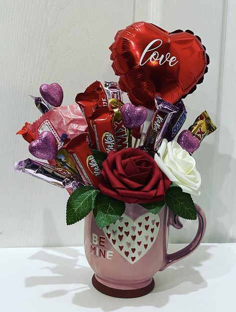 Valentines Mugs Ideas, Coffee Mug Gift Ideas Filled Diy, Candy Gifts Diy, Valentine Art Projects, Balloon Bouquet Diy, Valentines Day Baskets, Candy Bouquet Diy, Valentine Gift Baskets, Best Gift Baskets