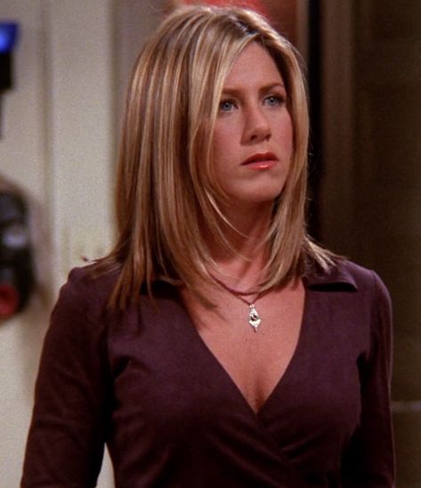 All the Friends Fashion We'd Still Rock - FLARE Friends Rachel Hair, Rachel Haircut Friends, Rachel Friends Hair, Jennifer Aniston Friends, Rachel Green Hair, Aniston Hair, Rachel Haircut, Rachel Hair, Friends Rachel