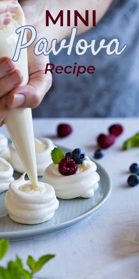 Mini Pavlova Recipe, Australian Pavlova, Dolci Finger Food, Desserts For Parties, Mini Pavlovas, Pavlova Dessert, Finger Food Desserts, Finger Desserts, Pavlova Cake