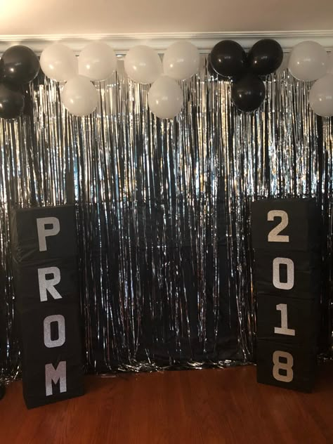 Turned my wall into a backdrop. Diy Prom Decorations, Prom Party Ideas, Prom Party Decorations, Prom Decorations, Prom Backdrops, Deco Ballon, Diy Prom, Letter Blocks, Prom Decor