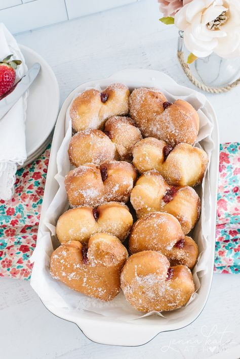 Jelly Donuts Recipe, Irish Scones Recipe, Irish Scones, Jelly Donuts, Traditional Irish Soda Bread, Saltine Toffee, Soda Bread Recipe, Yeast Donuts, Irish Soda Bread Recipe