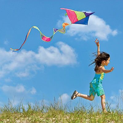 Young girl flying kite Arte Art Deco, Flying A Kite, Flying Kites, Fly A Kite, Go Fly A Kite, Kite Festival, Creation Photo, Beach Packing, Kite Flying