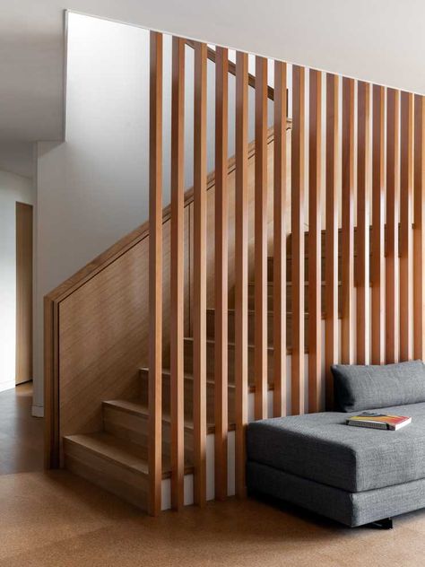 20 Outstanding Mid Century Modern Staircase Designs For Inspiration Diy Wood Panel Wall, درج السلم, Wood Panel Wall, Wood Railing, Staircase Remodel, Wood Slat Wall, Stairway Design, Stairs Design Modern, Stair Case