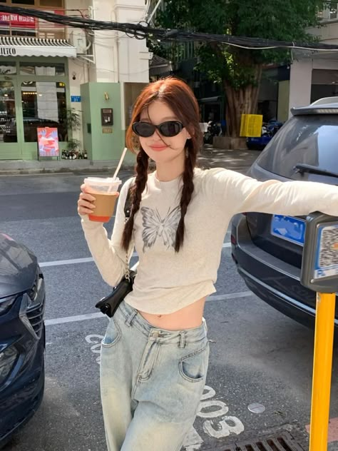 Korea Summer, Foto Ideas Instagram, How To Pose, 가을 패션, Insta Photo Ideas, Casual Style Outfits, Teen Fashion Outfits, Ulzzang Girl, Teen Fashion