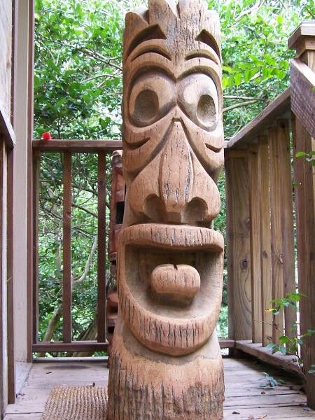 Silly tiki found on a google image search Tiki Pole, Totem Pole Art, Tiki Faces, Tiki Man, Tiki Head, Tiki Statues, Slippers Crochet, Tiki Decor, Wood Carving For Beginners