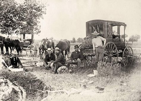 A scene on the Matador Ranch in 1882. It shows pioneering cattleman Henry H. Campbell (seated on bedroll), who got his start trailing his herds up to Kansas during the earlier years of the cattle drives. Seated behind him, wearing a white hat, is one of his investors in the Matador Land Cattle Company, A.M. Britton. The names of the other men are unknown. This is one astounding photo! Old West Photos, Western Photo, American Frontier, American Western, Texas History, Wild Wild West, The Old West, White Hat, American West