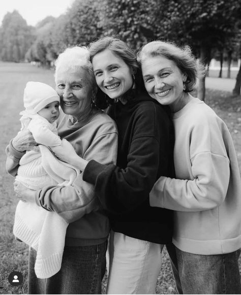 4 Generations Photo, Family Generation Photography, Mother Day Photo, Mother Day Photoshoot Mini Sessions, Mother Day Photoshoot, Adult Family Photos, Mommy And Me Poses, Mothers Day Photoshoot, Generation Pictures