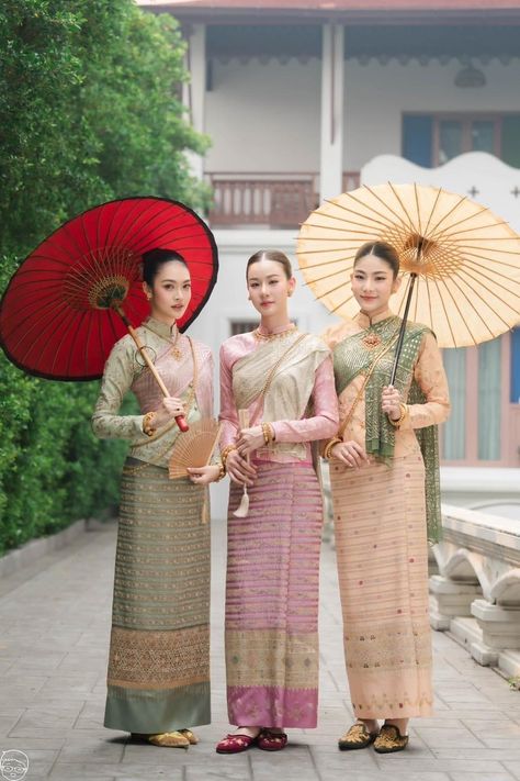 Traditional Lao Clothing, Thai Traditional Clothing, Laos Clothing, Thai Dresses, Traditional Thai Clothing, Thai Wedding Dress, Burmese Clothing, Best Bride, Thai Clothes