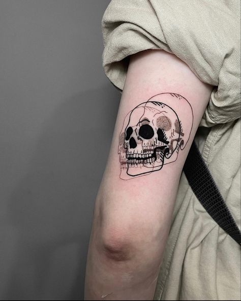 Small Scary Tattoos, Small Skull Tattoo, Tattoo Tips, Grunge Tattoo, Skeleton Tattoos, Tattoos Geometric, Tattoo Style Drawings, Skull Tattoo Design, Hand Tattoos For Guys