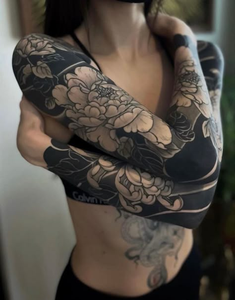 Gotik Tattoo, Black Sleeve Tattoo, Muster Tattoos, Tattoed Women, Inspiration Tattoos, Japanese Sleeve Tattoos, Dark Tattoo, Sleeve Tattoos For Women, Black Ink Tattoos