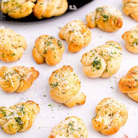 Easy Garlic Knots, Homemade Yeast Rolls, Refrigerated Pizza Dough, Garlic Knots Recipe, Homemade White Bread, Homemade Tartar Sauce, Bread Sticks, Garlic Knots, Country Cook