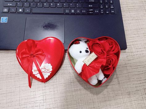 RS 199.00 Valentine day Heart Shape Surprise Gift Box with Teddy Bear and Artificial Roses. Lovely Heart Box with 1 Small Teddy & 3 Beautiful Roses. A Perfect Gift to show True Love and makes someone feel special. Crockery Display, Small Teddy Bear, Surprise Gift Box, Teddy Bear Gift, Small Teddy Bears, Teddy Bear Gifts, Surprise Box Gift, Love Box, Heart Box