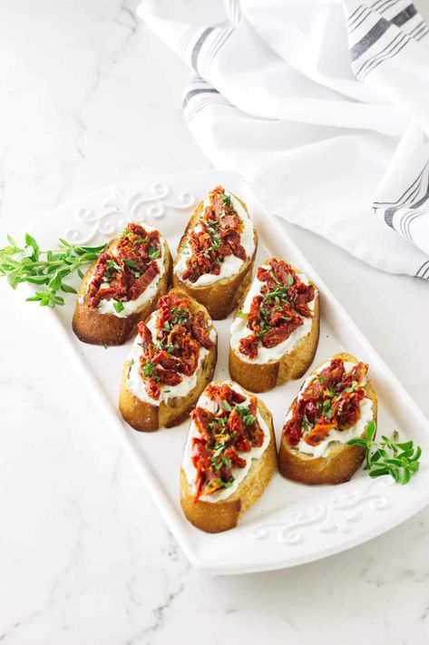 These sun dried tomato bruschetta crunchy toast appetizers are slathered with a feta cream mixture and heaped with sun dried tomatoes. Easy peasy! #appetizers #bruschetta #partyfood Toast Appetizers, Appetizers Bruschetta, Tomato Appetizer Recipes, Fried Macaroni And Cheese, Tomato Appetizers, Christmas Finger Foods, Tomato Bruschetta, Make Ahead Appetizers, Christmas Recipes Appetizers