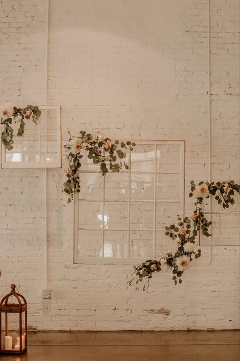 Diy Brick Wall Backdrop, Wedding Backdrop Brick Wall, Photoshoot Wall Ideas Photo Backdrops, Window Pane Wedding Decor, Antique Window Wedding Decor, Antique Windows Wedding Decor, Vintage Door Wedding Backdrop, Vintage Glam Decor, Vintage Wedding Backdrop