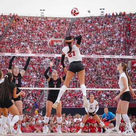 Harper Murray, High School Volleyball Aesthetic, Ncaa Volleyball, Highschool Volleyball Pictures, Nebraska Volleyball Aesthetic, College Volleyball Aesthetic, Nebraska Volleyball, Volleyball Inspiration, Nebraska Huskers