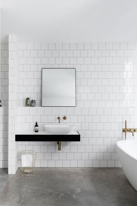 10 Photos That Will Convince You to Get a Concrete Bathroom Floor Bathroom Concrete Floor, White Tiled Bathroom, Small Bathroom Renos, Tiled Bathroom, Minimal Bathroom, Concrete Bathroom, Interior Minimalista, Trendy Bathroom, Concrete Floor