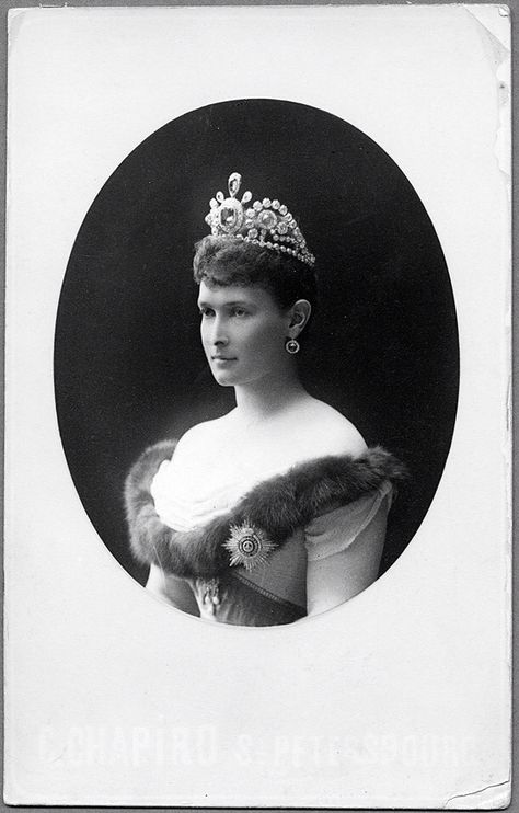 1 Grand Duchess Vladimir, Medieval Russia, Sapphire Tiara, Russian Aristocracy, Maria Pavlovna, Tiara Diamond, Russian Royalty, Royal Photography, Royal Women