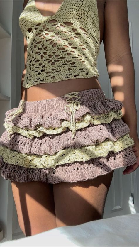 Frilly Crochet Top, Crochet 2 Piece Set Women, Summer Crochet Outfits, Crochet Ideas Clothes, Crochet Clothing Ideas, Crochet Patterns Clothes, Cute Crochet Skirt, Crochet Pajamas, Summer Crochet Ideas