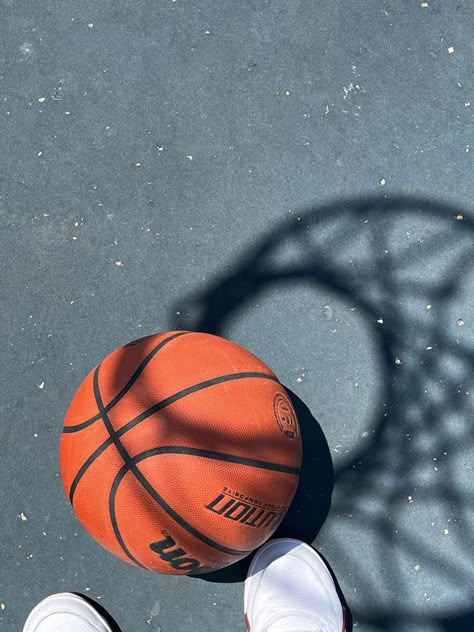 Cool Basketball Wallpapers, Basketball Aesthetic, Basketball Background, Basketball Wallpapers, Cool Basketball, Ball Aesthetic, I Love Basketball, Basketball Photos, Bola Basket