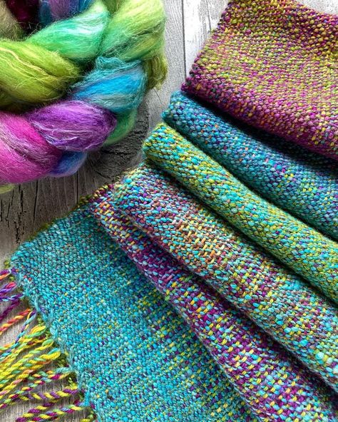 Hand Dyed Yarn Inspiration, Rigid Heddle Weaving Projects, Weaving Patterns Loom, Rigid Heddle Weaving Patterns, Art Yarn Weaving, Weaving Scarfs, Rigid Heddle Loom, Saori Weaving, Weaving Inspiration