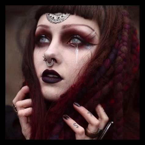 Goth Types, Dark Fairy Makeup, Types Of Goth, Goth Styles, Autumn Witch, Face Paint Makeup, Unique Makeup, Fairy Makeup, Alternative Makeup