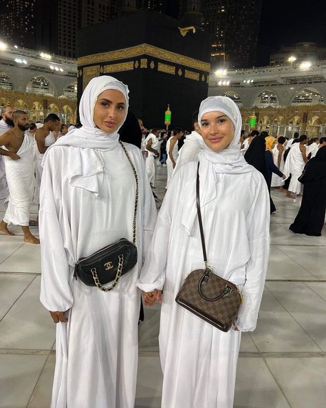 Image Islam, Umrah Guide, Hijabi Fits, Muslim Fashion Hijab Outfits, Muslim Fashion Hijab, Modesty Fashion, Hijabi Outfits, Friendship Goals, Makkah