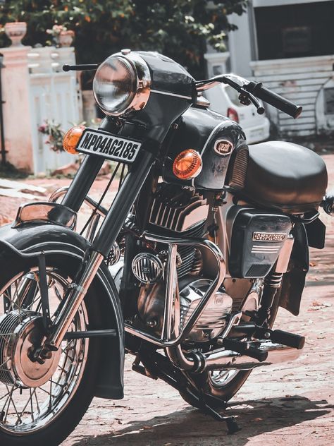 YeZdi motorcycle #jawa #yezdi #royalenfield #anitquebike #modifiedbike Full restoration here : Yezdi restoration  https://youtu.be/LpM7xYh_Jyw Yezdi Motorcycle, Yezdi Roadking, Bike India, Adventure Wallpaper, Yamaha Rx100, Motorcycle Adventure, Yamaha Rxz, Motorcross Bike, Royal Enfield Bullet