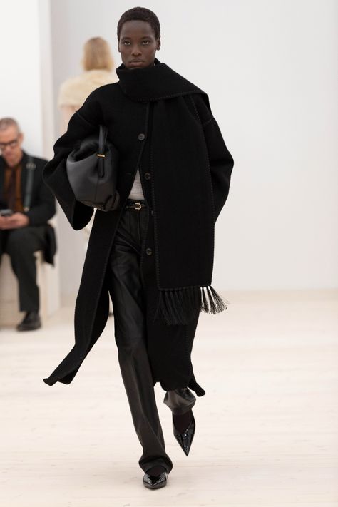 Toteme Fall 2024 Ready-to-Wear
https://www.vogue.com/fashion-shows/fall-2024-ready-to-wear/toteme/slideshow/collection#19 Outerwear Trends, Scarf Jacket, Winter Mode, Work Attire, Fall 2024, Winter Fashion, Fall Outfits, Fashion Show, Ready To Wear