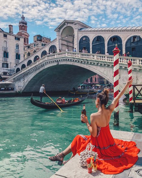 Instagram Outfits in Venice - red sun dress, venice canals, venice bridge, travel blogger, gondola watching in venice, rialto bridge Sorrento Italia, Venice Bridge, Milan Travel, Venice Photos, Restaurants In Paris, Rialto Bridge, Venice Canals, Cities In Italy, Europe Photos