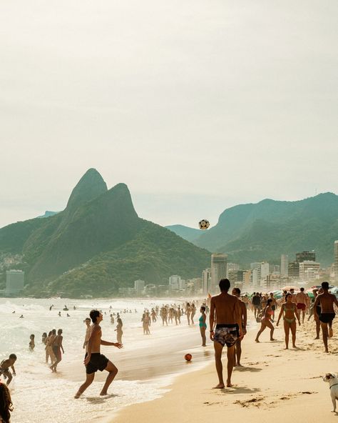 Nobody does Sunday football like Ipanema Beach, Brazil. Captured by @sophieameliaknight, Visuals Editor at Condé Nast Traveller UK. Brazil Life, Brazil Vacation, Brazil Core, Football Brazil, Brazil Trip, South America Trip, Brazil Beaches, Brasil Aesthetic, America Trip