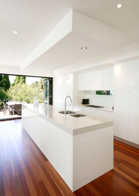 White Galley Kitchen, Owl Kitchen, Casa Clean, Above Kitchen Cabinets, Modern Kitchen Island, Contemporary Kitchen Design, White Modern Kitchen, Kitchen Extension, Design Del Prodotto